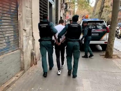 Uno de los arrestados de la operación Volcado de la Guardia Civil, durante su detención.