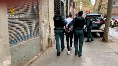 Uno de los arrestados de la operación Volcado de la Guardia Civil, durante su detención.