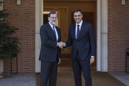 Mariano Rajoy recibe a Pedro Sanchez en La Moncloa.