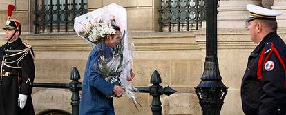 Un repartidor lleva flores al palacio del Elíseo el día en que se han casado Nicolas Sarkozy y Carla Bruni