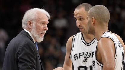 El entrenador Gregg Popovich de los San Antonio Spurs habla con Manu Ginobili y Tony Parker.