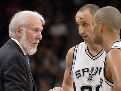 El entrenador Gregg Popovich de los San Antonio Spurs habla con Manu Ginobili y Tony Parker.