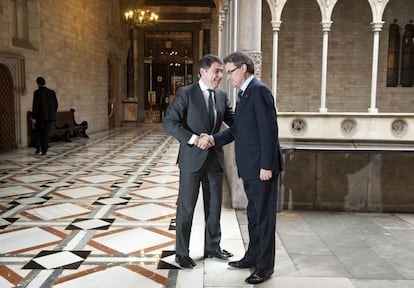 5 de marzo de 2013. El presidente de la Comunidad de Madrid, Ignacio Gonz&aacute;lez, izquierda, y su hom&oacute;logo catal&aacute;n, Artur Mas, se entrevistan en el palacio de la Generalitat, en Barcelona. 