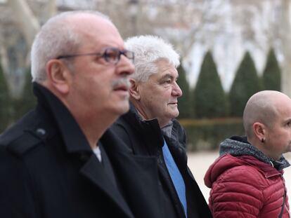 Desde la izquierda, Juan Mari Olano; Antonio López Ruiz, alias 'Kubati'; y Haymar Altuna, llegan en marzo de 2020 a la Audiencia Nacional para declarar como investigados en el sumario sobre los 'ongi etorri'.