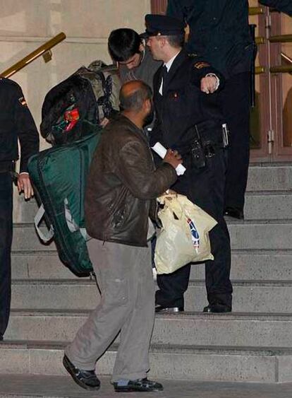 Los dos paquistaníes puestos ayer en libertad, a la salida de la Audiencia Nacional.