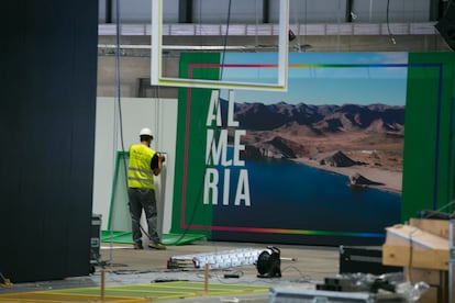 Un operario durante los trabajos de montaje de los stand de Fitur de 2021.