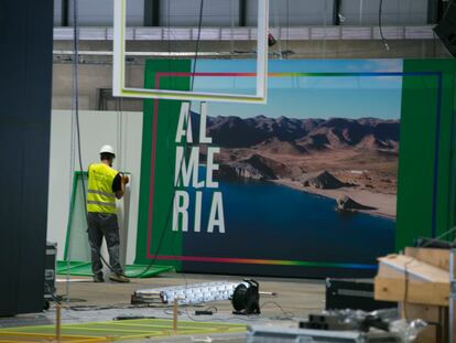 Un operario durante los trabajos de montaje de los stand de Fitur de 2021.