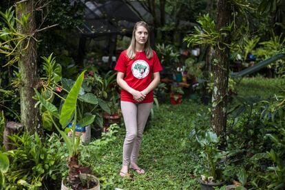 Jaine Amorin, militante do MST, no lote de sua família, em Laranjeiras do Sul.