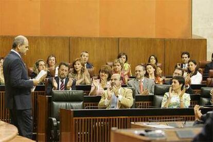 Los diputados socialistas aplauden a Chaves tras la intervención de éste en el debate de la comunidad, celebrado ayer en el Parlamento.