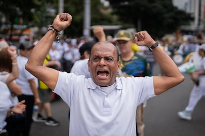 Miles de antioqueños salieron a las calles para apoyar al expresidente.
