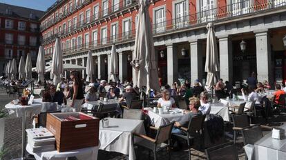 Turistas en la Plaza Mayor de Madrid.