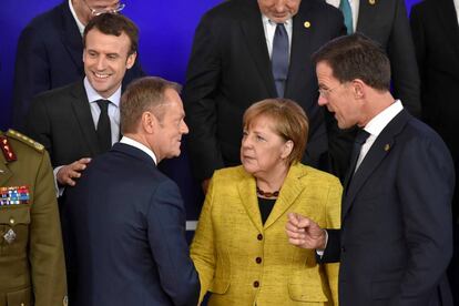 Donald Tusk saluda a la canciller Angela Merkel en la cumbre de Jefes de Estado.  