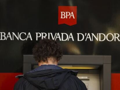 Un hombre opera en un cajero de Banca Privada de Andorra (BPA). 