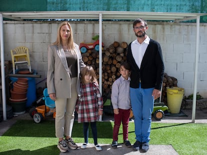 Sofía Jiménez, junto a su marido, Antonio, y sus hijos mellizos, Blanca y Carlos.