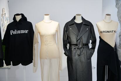La firma de moda Acromatyx y la marca de joyas Jane Bardot presentaron el 10 de febrero en la tienda multimarca Amén su colaboración: prendas enfocadas en el diseño sin género