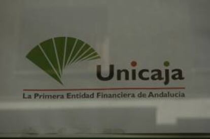 Logotipo de la entidad bancaria Unicaja en una sucursal de la calle López de Hoyos de Madrid. EFE/Archivo