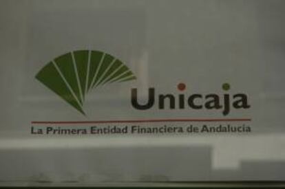 Logotipo de la entidad bancaria Unicaja en una sucursal de la calle Lpez de Hoyos de Madrid. EFE/Archivo