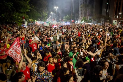 Los partidarios del presidente electo de Brasil por el izquierdista Partido de los Trabajadores (PT) Luiz Inacio Lula da Silva celebran después de que su candidato ganara la segunda vuelta de las elecciones presidenciales en la avenida Paulista de São Paulo, Brasil, este domingo. Brasil, que  que ha aupado al exmandatario de nuevo a la presidencia de Brasil, con casi el 51% de los votos frente al 49% del todavía presidente Bolsonaro.