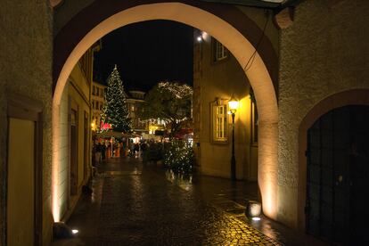 Las calles de Ettlingen decoradas con las luces navideñas. 