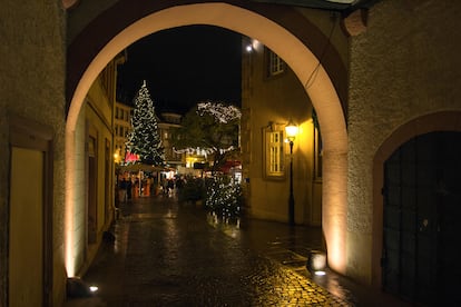 Las calles de Ettlingen decoradas con las luces navideñas.
