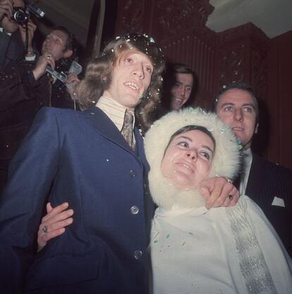 Robin Gibb, en 1968, cubierto de confeti a la salida de su primera boda, con Molly Hullis Gibb, una secretaria de la organización de Robert Stigwood. Se divorciaron en 1980, y Gibb volvió a contraer matrimonio con una artista, Dwina Murphy Gibb.