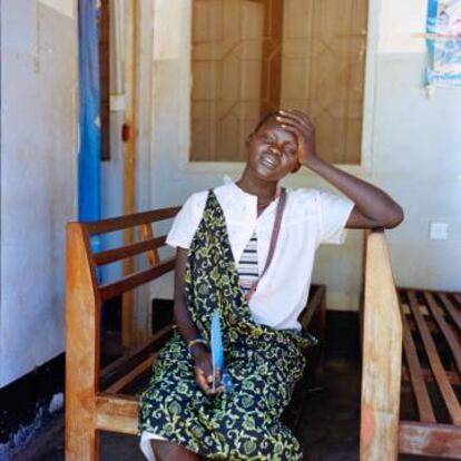 Maria Kiding, de 17 años, espera para ver a una enfermera en el centro de asistencia primaria Munuki, en Yuba. Sin marido y embarazada de su primer hijo, se enfrenta al reto de criar a su hijo sin tener formación ni capacitación.