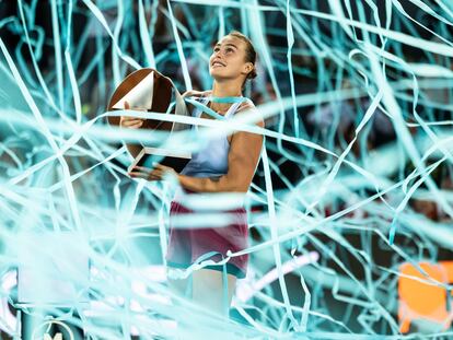 Sabalenka posa con el trofeo de campeona, este sábado en la Caja Mágica de Madrid.