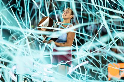 Sabalenka posa con el trofeo de campeona, este sábado en la Caja Mágica de Madrid.