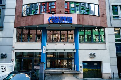La sede de Gazprom en Alemania, con la puerta del garaje pintada con los colores de la bandera de Ucrania.