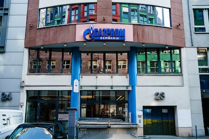 La sede de Gazprom en Alemania, con la puerta del garaje pintada con los colores de la bandera de Ucrania.