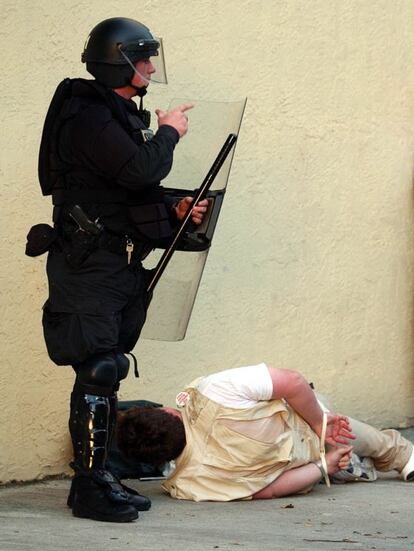 Imagen de archivo de un policía de Miami al momento de detener a un manifestante