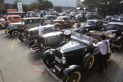 En la Feria de Medellín las flores se disputan el protagonismo con el XXII Desfile de Autos Clásicos y Antiguos. Un De Dion-Bouton de 1900 encabezó el desfile de 300 automóviles antiguos. La versión más similar del primer auto que rodó por las calles de la ciudad hace más de 100 años.