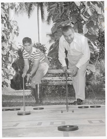 Roberto Batista juega con su padre al 'shuffleboard' en su finca familiar en La Habana en 1958.