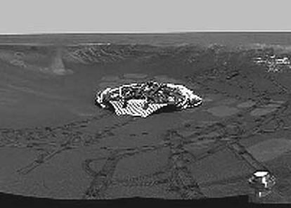 Panorámica del cráter con afloramientos rocosos en el que cayó <i>Opportunity,</i> tomada por el robot el lunes pasado desde el borde. Se observan las rodadas y la plataforma en la que llegó.