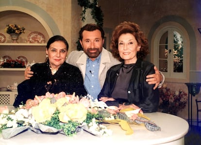 José Manuel Parada (centro) con Nati Mistral (izquierda) y Julia Gutiérrez Caba (derecha), en el programa 'Cine de Barrio'.