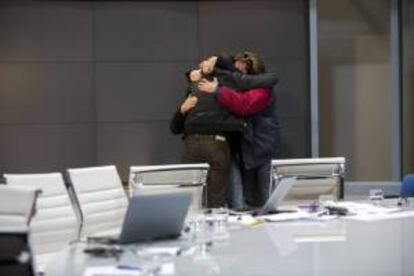 Trabajadores de Radio Televisin Valenciana (RTVV) tratan de consolarse tras el fundido a negro de Canal Nou por parte de la Generalitat.