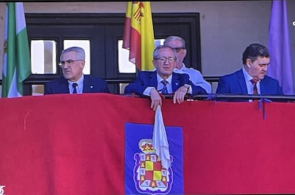 El presidente del festejo, Lope Morales, en el centro.