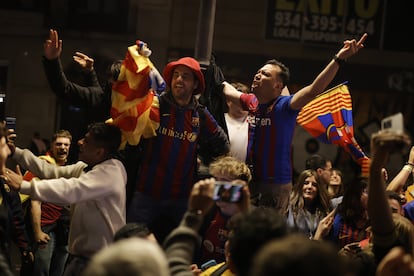Celebración de algunos aficionados del Barcelona que se han acercado a Canaletas tras la victoria de su equipo en la final de la Copa del Rey. 