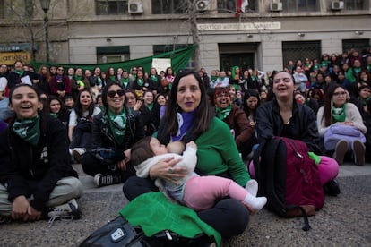 Una manifestante amamanta a su bebé durante la protesta por el 28S en Santiago.