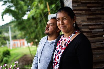 El productor de café Denilson Oidor junto a su mujer, Johana Guachetá, en los exteriores de su finca familiar en la vereda de San José, al norte del Cauca, en junio de 2022.