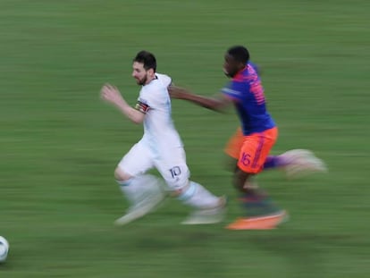 Messi ante Lerna, en el Argentina-Colombia en Bahía.