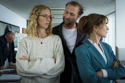 Sandrine Kiberlain, François Damiens e Isabelle Huppert, en el filme.