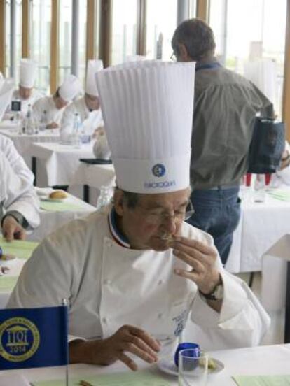 El chef del hotel Ritz de París, Guy Legay, cata aceite de oliva durante una de las sesiones de degustación de los "Superior Taste Awards", que tienen lugar en Bruselas, que cada año organiza el International Taste and Quality Institute (Instituto Internacional del Sabor y la Calidad, iTQi), con sede en la capital belga, y cuyos ganadores se conocerán en junio próximo.