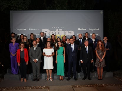 La reina Letizia, en el centro de la imagen, acompañada, desde la izquierda en primera fila, por la vicepresidenta tercera en funciones, Teresa Ribera; el presidente del Senado, Pedro Rollán; la presidenta del Congreso de los Diputados, Francina Armengol; Joseph Oughourlian, presidente de Prisa, grupo editor de EL PAÍS; Luis Abad, consejero delegado de Capgemini España, y Pilar Gil, vicepresidenta de Prisa. Detrás, otras autoridades y directivos de Prisa, los miembros del jurado y los premiados.