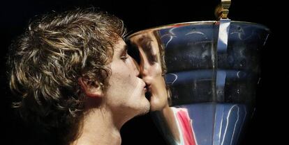 Zverev besa el trofeo de campeón en San Petersburgo.