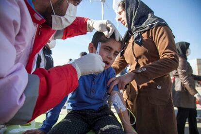 Un niño herido es atendido por personal sanitario tras el terremoto en la ciudad de Sarpol-e Zahab (Irán).