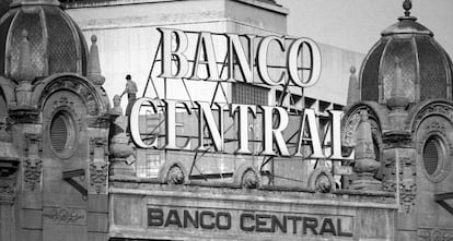 Un policía en la azotea del Banco Central de Barcelona, en 1981.