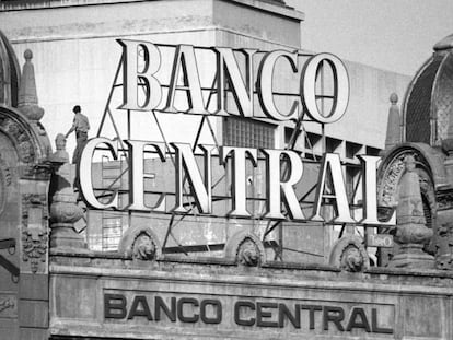 Un policía en la azotea del Banco Central de Barcelona, en 1981.