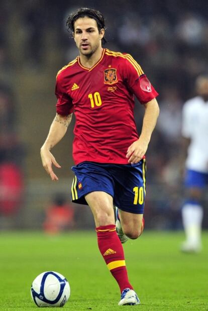 Cesc conduce la pelota durante el partido contra Inglaterra.