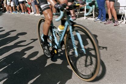 Numerosos aficionados animan a los ciclistas en la subida al Xorret del Catí, Alicante